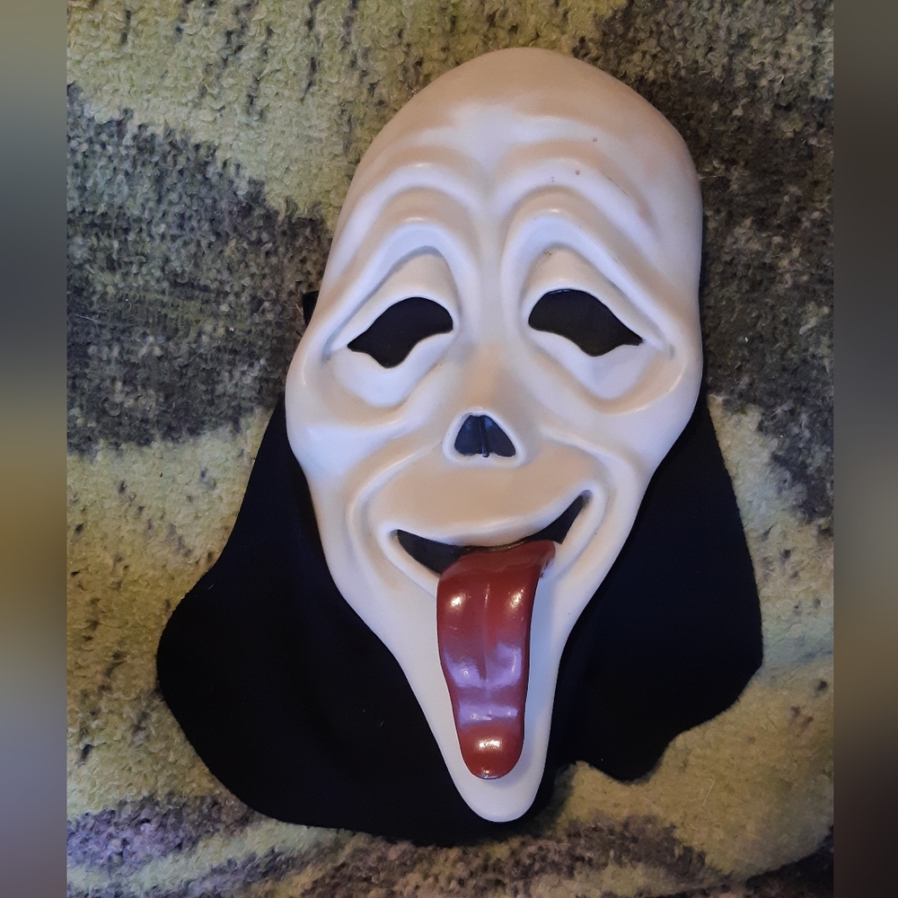 Scary Movie Mask - Picture 2 of 14
